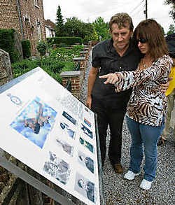 Patrick Hodgkinson en zijn vrouw onthullen een gedenkteken aan de Hulsbeekstraat.Jef Collaer<br>