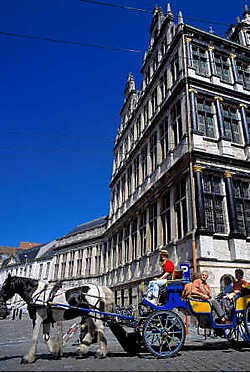 Algemeen bestaat de indruk dat de toeristen de jongste tijd verder kijken dan de traditionele blikvangers in het centrum van de stad.vum