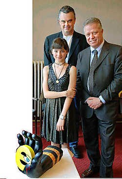 Tulin Sahin, Martin Uvijn (achteraan) en burgemeester Rik Daelman met de kunstige zwarte hand die te zien is in het gemeentehuis.<br>Paul De Malsche<br>