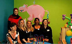Het team contactmoeders (en coördinator) gaat met woord en daad ten strijde tegen schoolse achterstand. Repro Mine Dalemans<br>