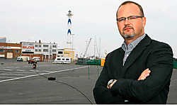 'Bewoning en bedrijvigheid zullen samengaan in het nieuwe blok', zegt schepen Bart Bronders. Peter Maenhoudt<br>