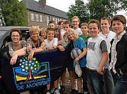 Directrice Seline Somers (met bril) en Inez Hardenne (public relations) samen met de jongelui van middenschool De Moerbei.Paul De Malsche<br>