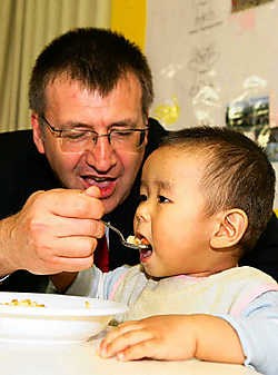 Minister Steven Vanackere stak een handje toe in De Wigwam.Johan Van Cutsem<br>