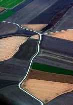 Een eenzame weg slingert zich door de zo typische polders.