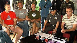 De Thaise politie toonde in oktober 2007 trots de vier Antwerpse drugsverdachten die tijdens een spectaculaire politie-inval op het eiland Koh Samui werden ingerekend.AP<br>