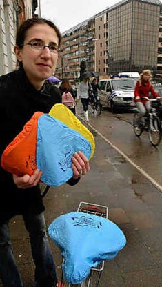 Sandra Vanweddingen (preventieambtenaar politie) met de fietszadelhoezen die uitgedeeld werden.Paul De Malsche<br>
