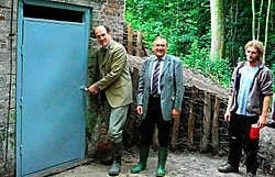 Graaf De Lannoy opent de deur van de ijskelder. Gedeputeerde Olbrechts en Wout Willems van de Vleermuizenwerkgroep hopen dat de vleermuizen de kelder weten te vinden. repro kms<br>