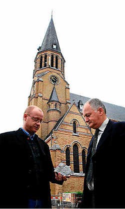 Koster-organist Rudy Baron en voorzitter van het kerkbestuur Robert Sonck tonen de losgekomen lei. <br>Yvan De Saedeleer