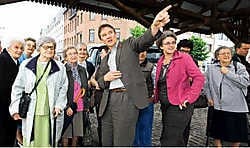 Patrick Janssens (met rechts naast hem OCMW-voorzitster Monica De Coninck) wijst senioren de weg in <i>zijn </i>stad.Walter Saenen<br>