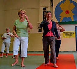 De wekelijkse sessie taichi voor senioren is een overdonderend succes. Lily Leys