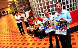 Directeurs Hans Seynhaeve en Bart Vanhauwaert stelden met het personeel de feestelijkheden rond 75 jaar kleuterschool Schoolstraat Wevelgem voor.Patrick Holderbeke
