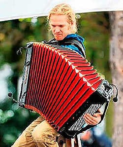 Accordeonspeler Tuur Florizoone staat zaterdag met zijn groep Tricycle op het intiemste festivalletje van het land. Bruno Bollaert