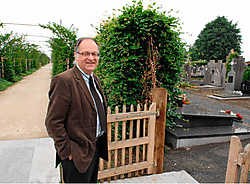 Schepen Patrick Arnou bij de vernieuwde begraafplaats in Zedelgem. Michel Vanneuville