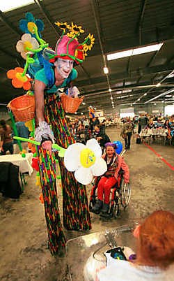 Vzw Stijn vierde haar tienjarig bestaan met een groot evenement voor de gehandicapten en personeel in de legerbasis van Leopoldsburg. Mine Dalemans<br>