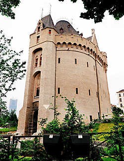 De Hallepoort is gerenoveerd. De toegankelijkheid werd verbeterd en je krijgt boven een panoramisch zicht over het zuidelijke deel van Brussel. Bart Dewaele