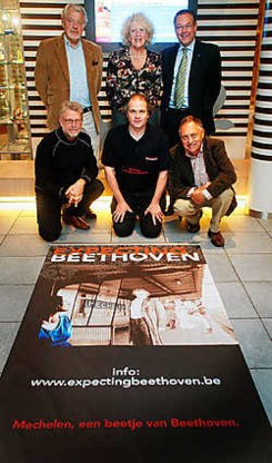De drijvende krachten achter Expecting Beethoven: v.l.n.r. boven Willy Van den Eynde, Gaby De Grauw, Yvest Vandenbussche en onder Marcel Bloemen, Rik Ghesquire en Rudi De Mets. Inge Van den Heuvel<br>