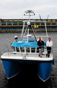 Reder Willy Versluys en schipper Andy Dewulf op de Petrus Pictor. Peter Maenhoudt<br>