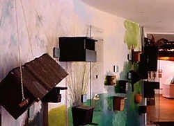 De kinderen ontdekken in het museum welke de beste nestkastjes zijn. if