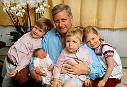 Prins Filip met de pasgeboren Eleonore en Emmanuel (2), Gabriel (4, links) en Elisabeth (6).afp<br>