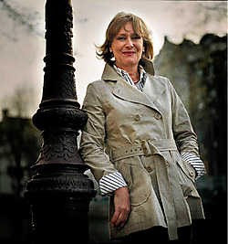 Minette Walters: 'De enige schrijvers diemoedig genoeg zijn om over de politieke actualiteit te schrijven, zijn thrillerschrijvers.'Merlijn Doomernik<br>