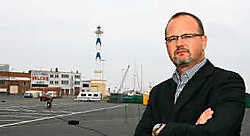 Bart Bronders op de motorhomeparking aan het Vuurtorendok. pmg<br>