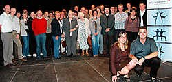 Silvio Vandecandelaere en Katrien De Meester (gehurkt) bespaarden 25,57procent energie, alle 51 deelnemende gezinnen samen 8,02procent. Stefaan Beel