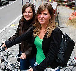 Wendy (vooraan) kreeg een boete omdat ze de Diestsestraat inreed op haar fiets. Johan Van Cutsem<br>