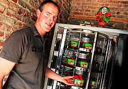 Koen Depraetere biedt tien maanden per jaar zijn aardbeien aan op de Plaats met een aardbeienautomaat.Patrick Holderbeke