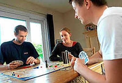 Clam Frustrerend Opvoeding Volwassenen spelen samen (Beersel) | De Standaard Mobile