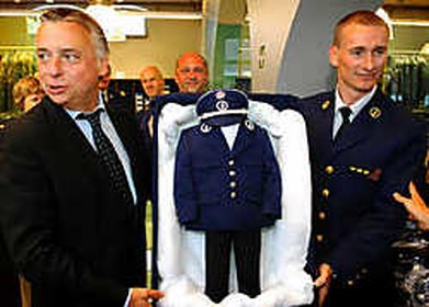 Contractie Bonus niveau Agenten stelen uniform van politie (Etterbeek) | De Standaard Mobile