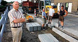 Alex Meulebroeck bij de bouw van het fietspad in de Kraaigemstraat. Michel Moens<br>