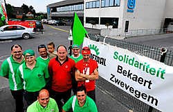 Stakersposten hielden de poorten van de Bekaert-vestiging hermetisch gesloten. De sfeer was bepaald grimmig. Patrick Holderbeke<br>