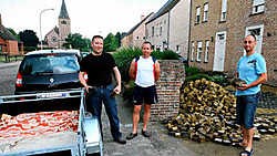 Gert Wouters (links): 'Ik viel uit de lucht toen ze mij vertelden dat hier een voetpad wordt aangelegd.' <br>Louis Verbraeken