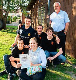 Wim Bolle, Thijs Lucidarme, Bennet Cordier, Fréderique Camerlynck en Benedicte Bertem van KAJ Godelieve ontvingen een waardebon van 2.500euro voor verdere herstellingen aan hun chalet.sbr<br>