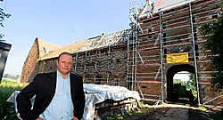 Ward Vertommen voor de hoeve Hoen. Hij deed sedert zijn twaalfde ervaring op op kunst- en antiekveilingen.Jef Collaer<br>