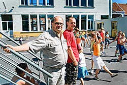 Schepen Geert Dessein en speelpleinverantwoordelijke Jason Bernard: 'Ruim 150kinderen konden op de speelpleinen van Ledegem en Sint-Eloois-Winkel terecht op de eerste vakantiedag.'Stefaan Beel<br>