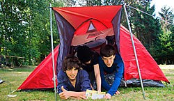 Willem (links) en zijn kompanen testen hun tent uit.Johan Van Cutsem
