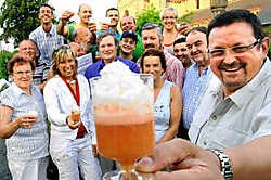 Voorzitter Geert Polfliet van het Adelarduscomité showt het nieuwe drankje. 'Als je genoeg van deze lekkernij drinkt, gebeuren er misschien mirakels.'<br> David Stockman