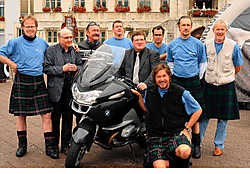 De Daddy's On Tour hebben alvast een aangepaste outfit aangetrokken. De Schotse rok van Marijn Devalck wordt op e-Bay geveild. Luc Verstraeten