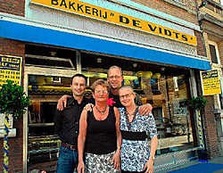 Monique Van Cotthem en haar kinderen Bart, Peter en Karin, sluiten de deuren van bakkerij De Vidts.<br>Yvan De Saedeleer<br>