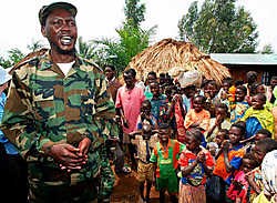 Thomas Lubanga praat in juni 2003 met dorpelingen in Oost-Congo.reuters<br>