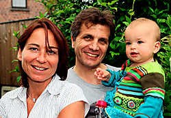 Een stralende Kapllan Murat met zijn vriendin Sylvie Barré en hun 13 maanden oude dochtertje Elisa. Bernard Demoulin<br>