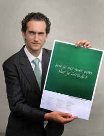 Arnout De Wachter toont zijn affiche. 'Studenten kunnen mijn begeleiding gebruiken.'