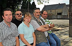 Herwig Debisschop, Erik Deconinck, Lesley Cousaert , Luc Vandriessche en Claude De Keukeleire van de vzw Amigo klagen de slechte staat van de koer aan de parochiezaal in Heurne aan. Guy Van Den Bossche