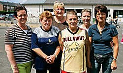 KAPELLE-OP-DEN-BOS Het vrouwenteam van de Dartsclub de Blunders heeft voor de derde keer op rij de tienkamp van ludieke volksspelen van de sportraad van Kapelle-op-den-Bos gewonnen. Uitbaatster Christelle Scruel van café de Sportarena wist haar team te ve