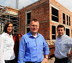Lies Vanwyngene, Herwig Callewier en Stefaan Callewier bij de werf van Beltrami.florian van eenoo<br>