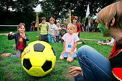De kinderen met beperkingen nemen gewoon deel aan de activiteiten: spelen en stoeien dus. Grégoire <br>De Poorter