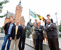 De burgemeesters van Eeklo en Lovendegem en de verantwoordelijken van Resoc en Comeet kondigden de komst van de twee beelden in Lovendegem aan. Grégoire De Poorter