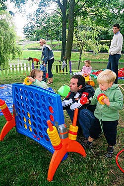 <br> OOSTENDE Met een grote show en heel wat animatie en activiteiten werd zaterdag Kids@Oostende afgesloten in het Leopoldpark. Er waren optredens van Dora, Tonya, Timo Descamps en de Nederlandse meidengroep Kus. Naast de show bleek vooral het Lego-palei