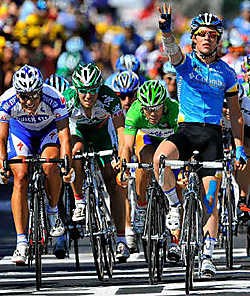 Derde massaspurt, derde zege voor Mark Cavendish (rechts). 'Hij was gewoon sneller', beseft Gert Steegmans (l.). 'Tja, dat gebeurt.'photo news<br>